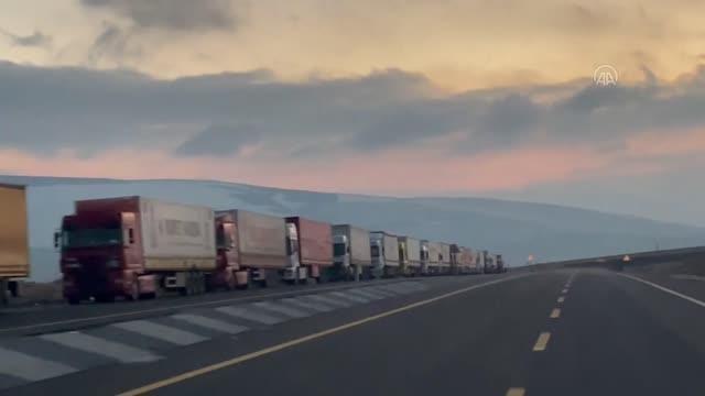 Çıldır-Aktaş Gümrük Kapısında trafik kazası sonrası tır kuyruğu oluştu