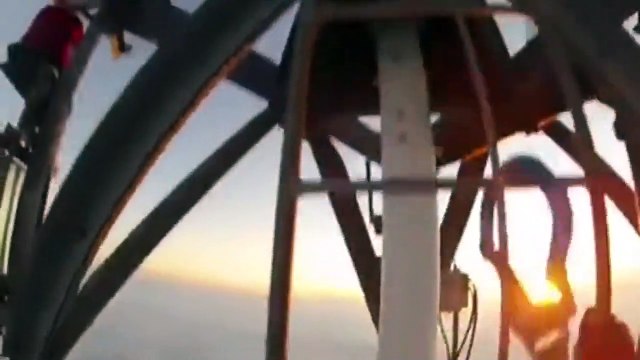 Son métier : remplacer les ampoules très haut... très très haut