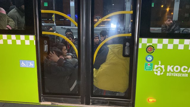 TEM'de durdurulan TIR'ın dorsesinden kaçak göçmenler çıktı