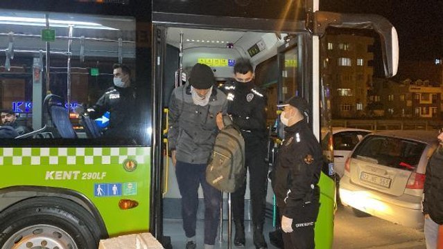 TEM'DE DURDURULAN TIR'IN DORSESİNDEN KAÇAK GÖÇMENLER ÇIKTI