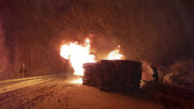 순천완주고속도로 탱크로리 전복 뒤 화재...한때 양방향 통제 / YTN