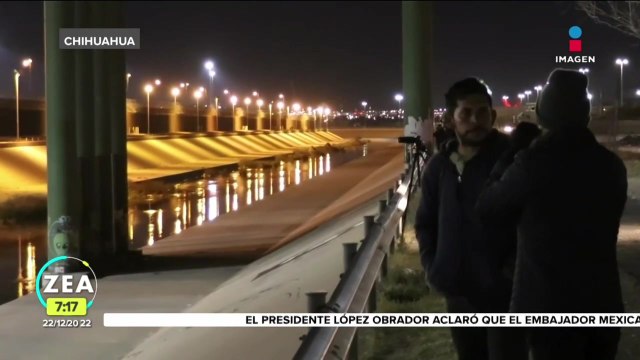 Migrantes no se despegan del muro fronterizo envueltos en cobijas