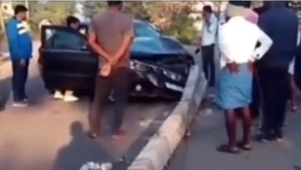 మంథని: బీభత్సం సృష్టించిన కారు.. విరిగిన కరెంట్ స్తంభం..