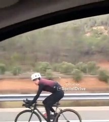 El vídeo viral de un ciclista circulando por la A2 pegado a la parte trasera de un camión