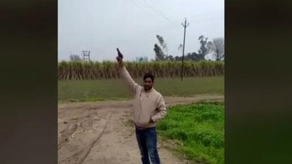 कैमरे में कैद टशनबाज़, पिस्टल व देशीं तमंचे से किया धांय धांय