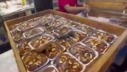 কলকাতা: বড়দিনের রসনাতৃপ্তিতে হগ মার্কেটে কেকের সম্ভার