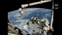Astronautas da NASA completaram passeio no exterior da Estação Espacial