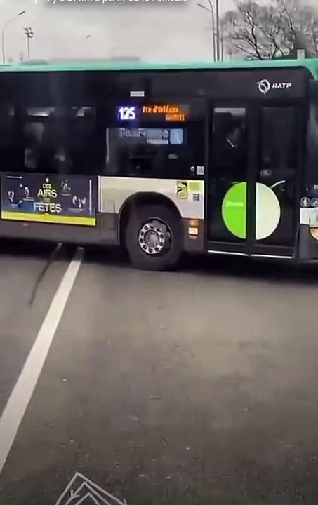 Un bus de la RATP roule à contresens sur le périphérique parisien