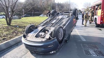 ESENLER'DE REFÜJE ÇARPAN OTOMOBİL TAKLA ATTI