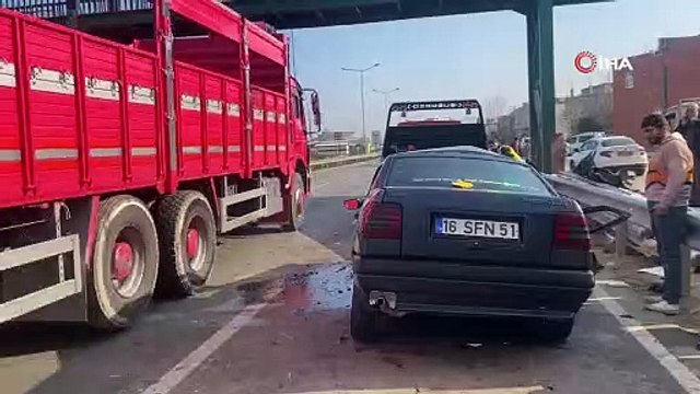 Bursa’da otomobil, kamyonete çarptı: 3 yaralı