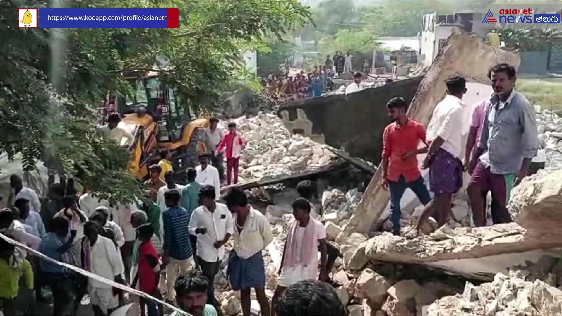 నాడు నేడు పనుల్లో అపశృతి... స్కూల్ పైకప్పు కూలి విద్యార్థులు, టీచర్ కు గాయాలు