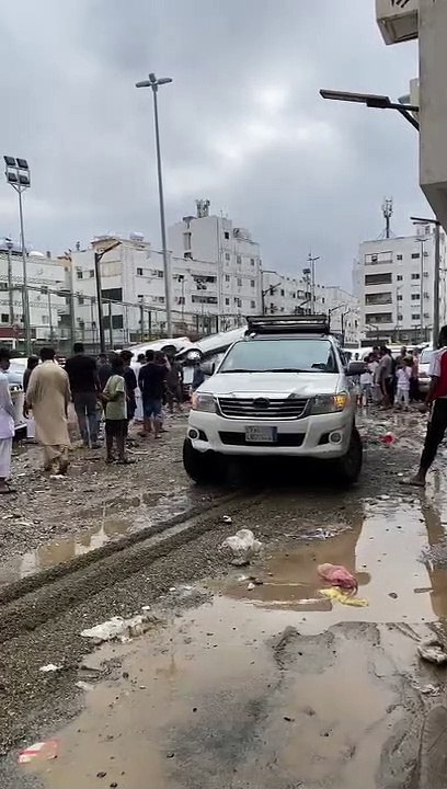 "سحب مركبات وفتح طرق".. شاهد الجهود تتضافر لإزالة آثار "سيول مكة"