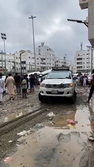 "سحب مركبات وفتح طرق".. شاهد الجهود تتضافر لإزالة آثار "سيول مكة"