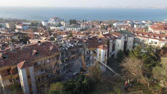 Büyükçekmece'de Kentsel Dönüşüm Kapsamında Yıkılan Binanın Deniz Kumuyla Yapıldığı Ortaya Çıktı