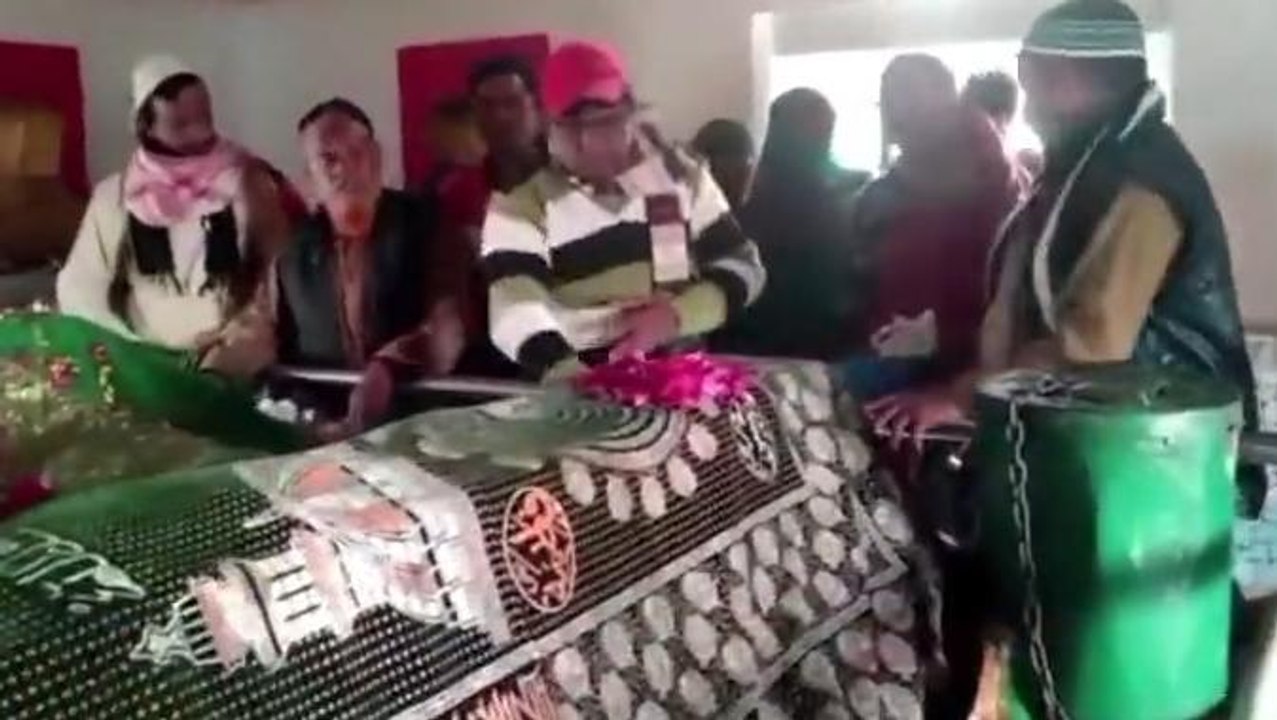फिरोजाबाद: सपा महापौर प्रत्याशी ने दरगाह पर चढ़ाई चादर, भाजपा पर साधा निशाना