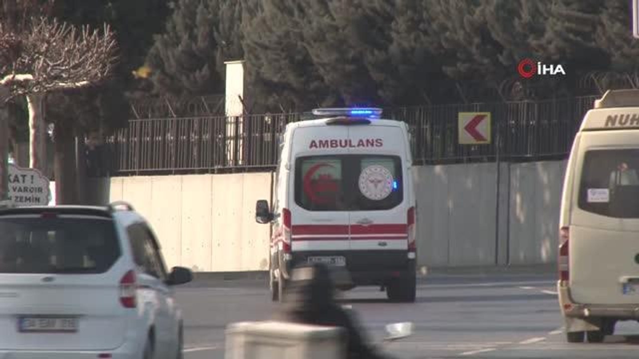 Esenler'de takla atan otomobili vatandaşlar böyle düzeltti
