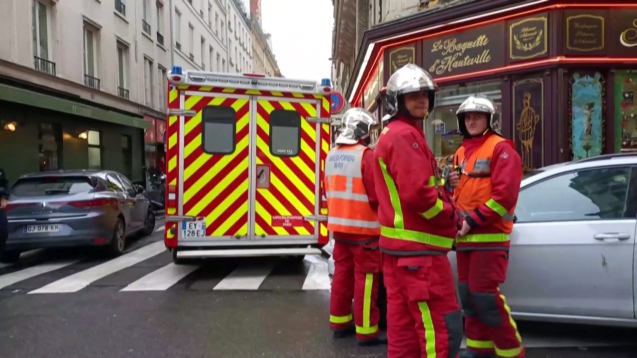 Polizei und Feuerwehr am Tatort nach der Schießerei in Paris