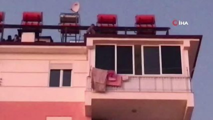 Boşanmak istemediği için çatıya çıkan adamı muhtar ve eşi ikna etti