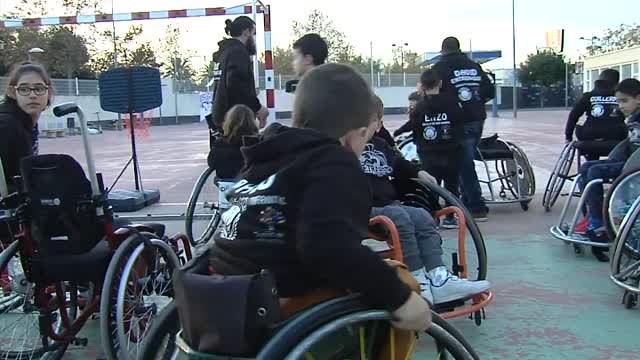 La clase de Paco se apunta a baloncesto en silla de ruedas para que no juegue solo