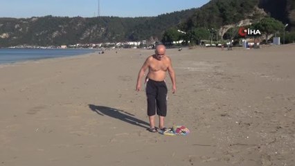 74'lük dede kış ortasında denize girdi