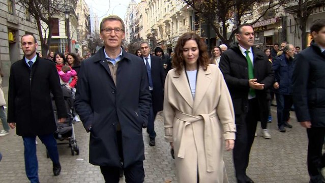 Baño de masas de Feijóo y Ayuso en un paseo sorpresa por el centro de Madrid