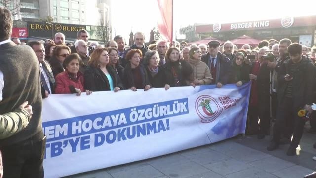 Sağlık Meslek Örgütleri ve Sendikalar, Fincancı Davası Sonrası Adliye Önünde Açıklama Yaptı: Susmuyoruz, Korkmuyoruz ve Birilerine İnat, Hiçbir Yere...