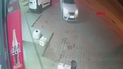 İSTANBUL-BAHÇEŞEHİR'DE MARKET ÖNÜNE ÇALIŞIR VAZİYETTE BIRAKTIĞI OTOMOBİLİ ÇALINDI