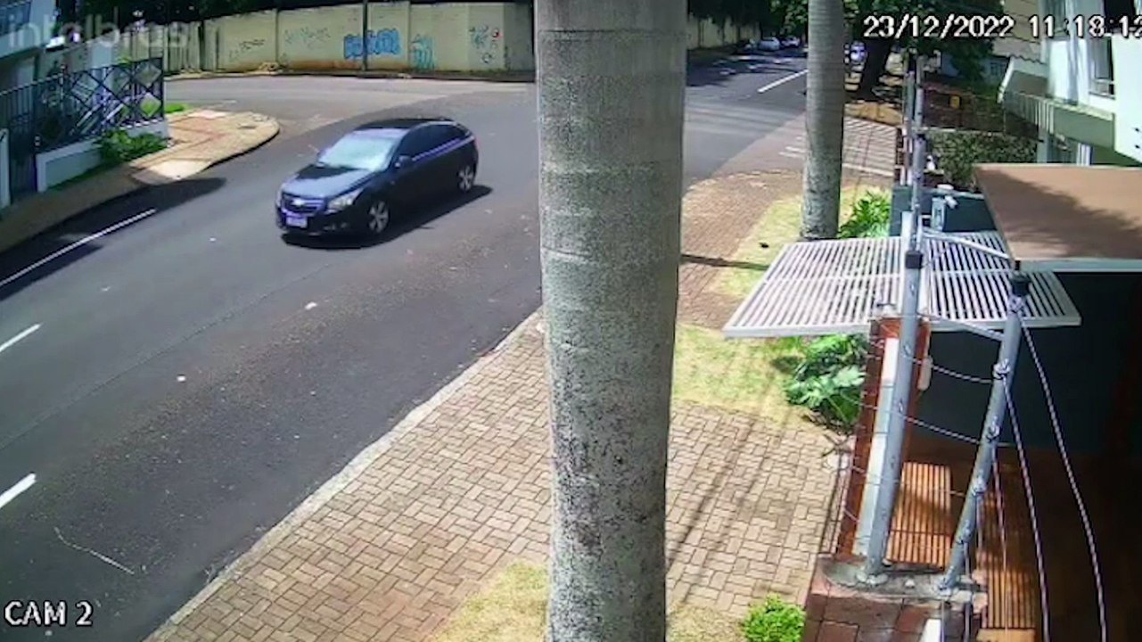 Vídeo mostra Gol tombando após ser atingido por Fusion na Rua Manoel Ribas