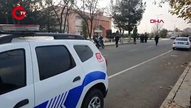 Plakasında 'Evleniyoruz, mutluyuz' yazısı bulunan araçla gelip vurdular