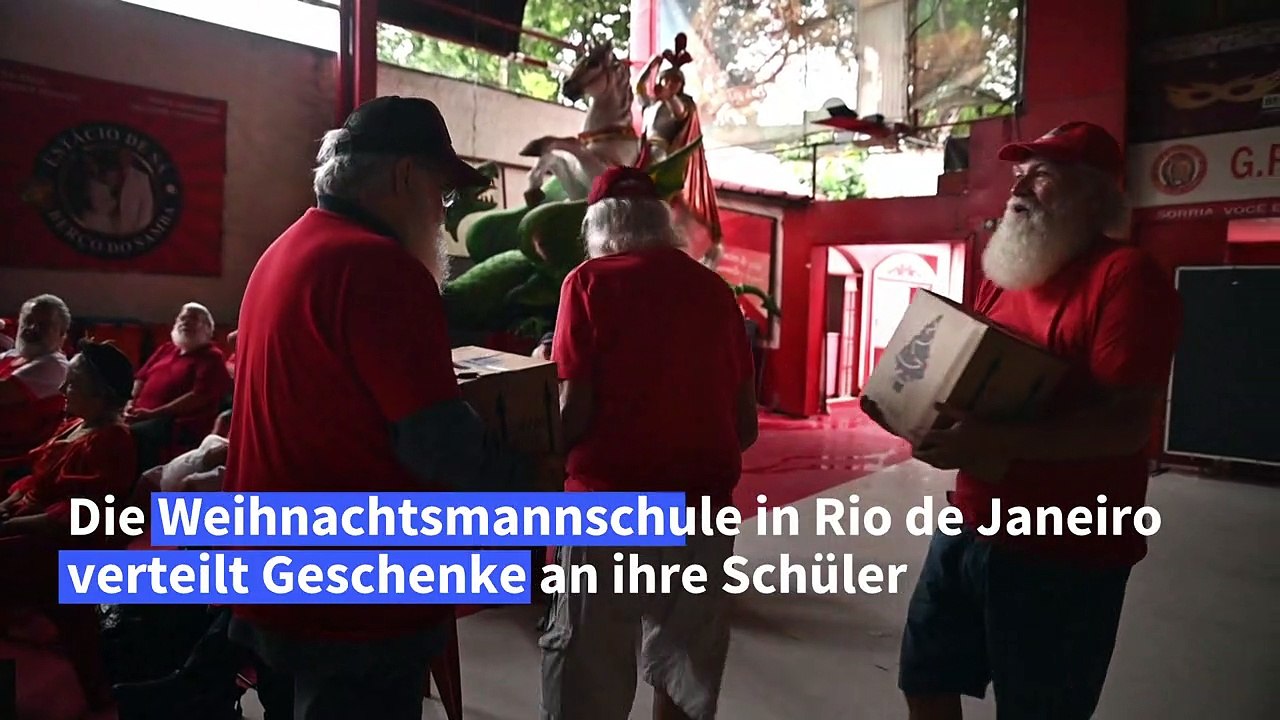 Bescherung umgekehrt: weihnachtsmänner bekommen geschenke