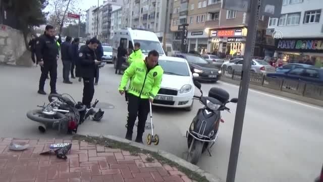 Boyabat'ta otomobille çarpışan motosikletin sürücüsü yaralandı