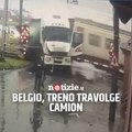 Belgio, treno si scontra con un camion in panne sui binari: il video dell'impatto