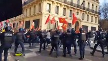 Vídeo. Protestos em Paris após ataque que vitimou três pessoas