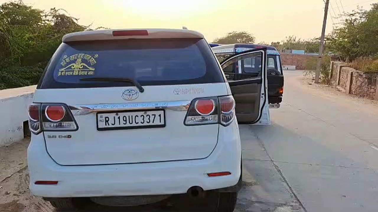 Luxury car accident : लग्जरी कार अनियंत्रित होकर दीवार से टकराई