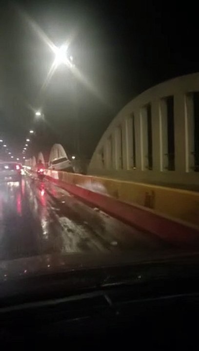 Motorista é flagrada trafegando com carro inclinado em ciclovia de Sobral