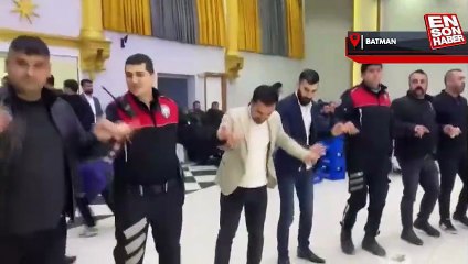 Batman'da yunus ekipleri, katıldıkları düğünde halay çekti