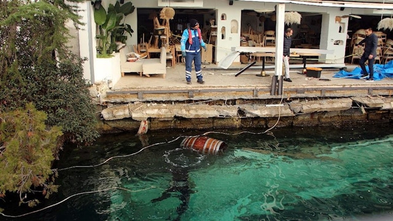 Bebekte restoranın olduğu iskele çöktü: Denize düşenler var