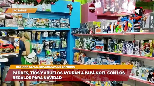 Padres, tíos y abuelos ayudan a Papá Noel con los regalos para Navidad