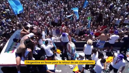 France 2 : Coupe du monde 2022: les Argentins accueillis en héro au retour du Qatar