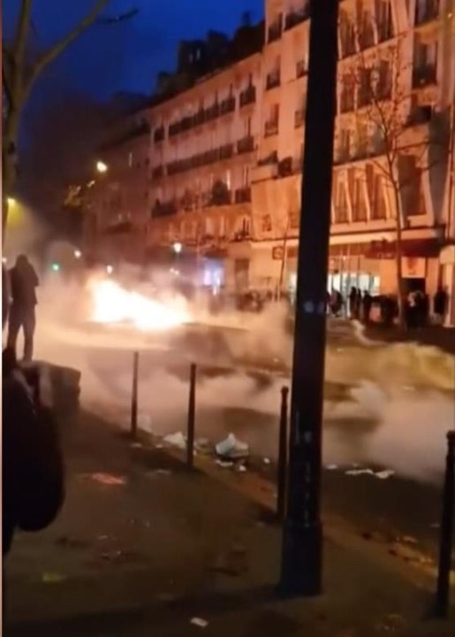 Paris'teki saldırıyı protesto eden terör örgütü PKK yanlıları Atina'da polise saldırdı