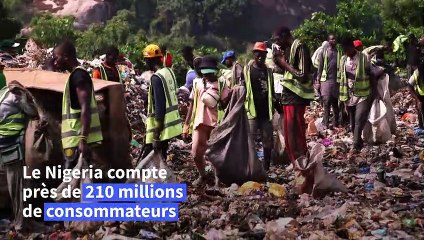 Au Nigeria, un artiste crée des portraits en mosaïque à partir de vieilles tongs