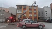 Bir apartman ile bitişiğindeki otelin çatısında çıkan yangın söndürüldü