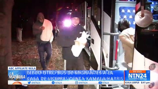 Llegan autobuses con migrantes a la residencia de Kamala Harris
