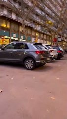 Decenas de coches aparcados en medio del paseo de Sant Joan de Barcelona