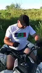 Hombre intenta pasar un puente de madera en cuatrimoto, fail