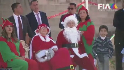 Santa deja los renos en el Polo Sur y vuela a Valle de Chalco