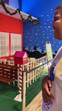 Deaf Student Meets a Santa Who Knows Sign Language