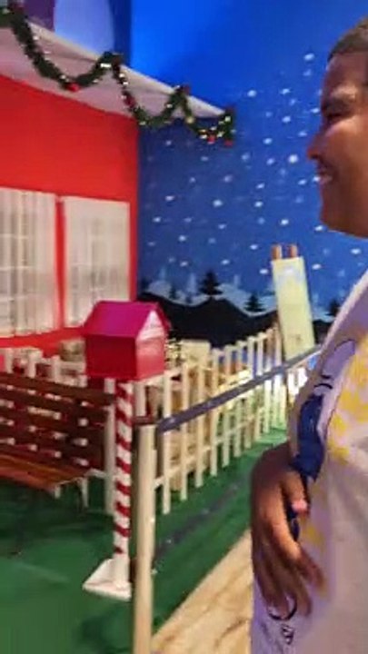 Deaf Student Meets a Santa Who Knows Sign Language