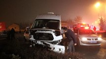 ‘Sis’ nedeniyle minibüs ile otomobil çarpıştı: 10 yaralı
