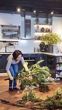 Từ bó thông giá 100 nghìn, mẹ đảm Hà thành “hô biến” ra bình hoa trang trí Giáng sinh thích mê